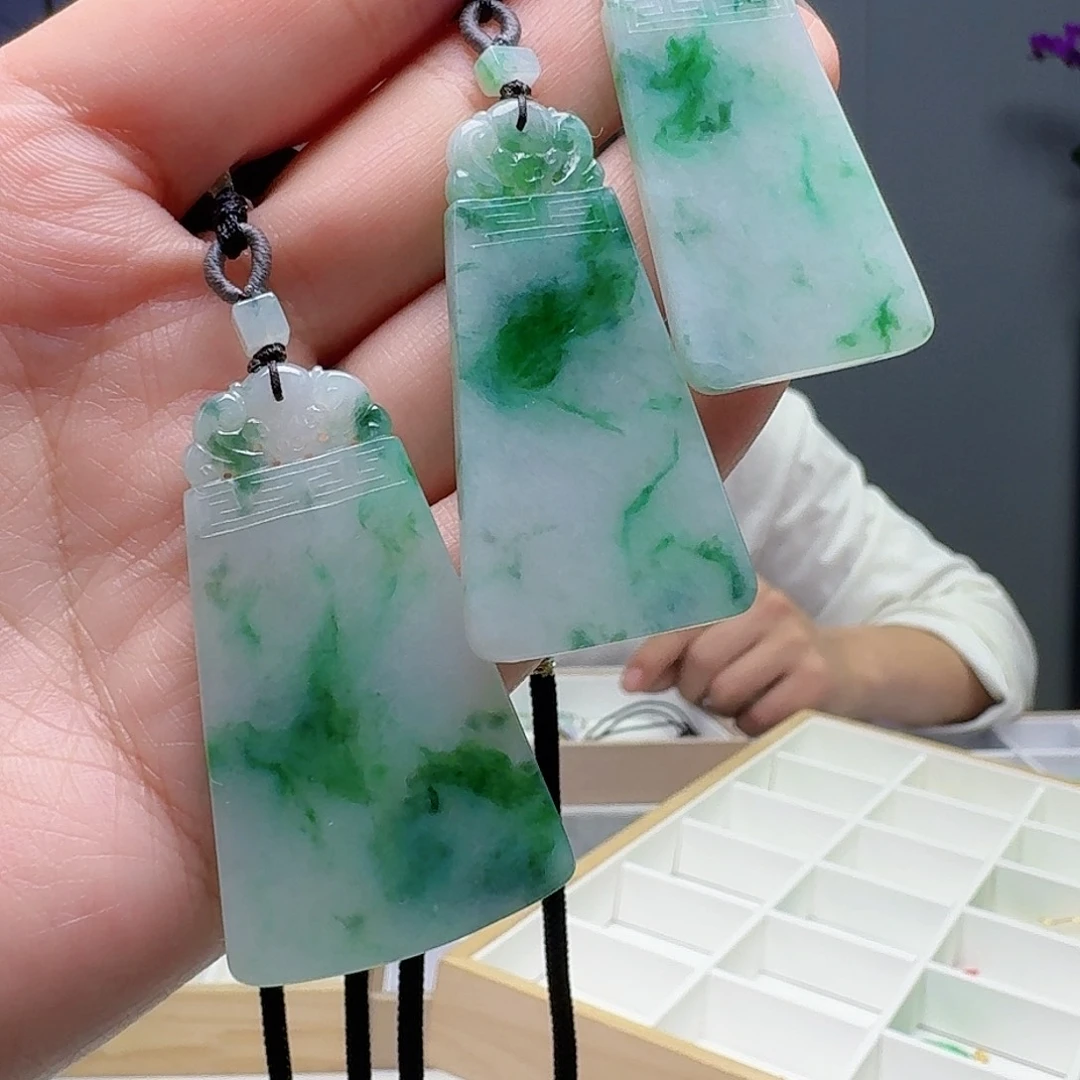 翡翠未镶嵌吊坠(赠链)多样性发货其一