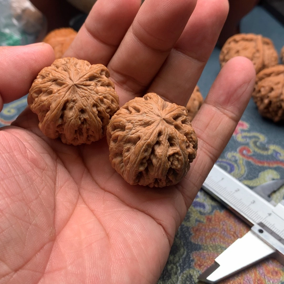 江***冰文玩核桃吊坠粗筋