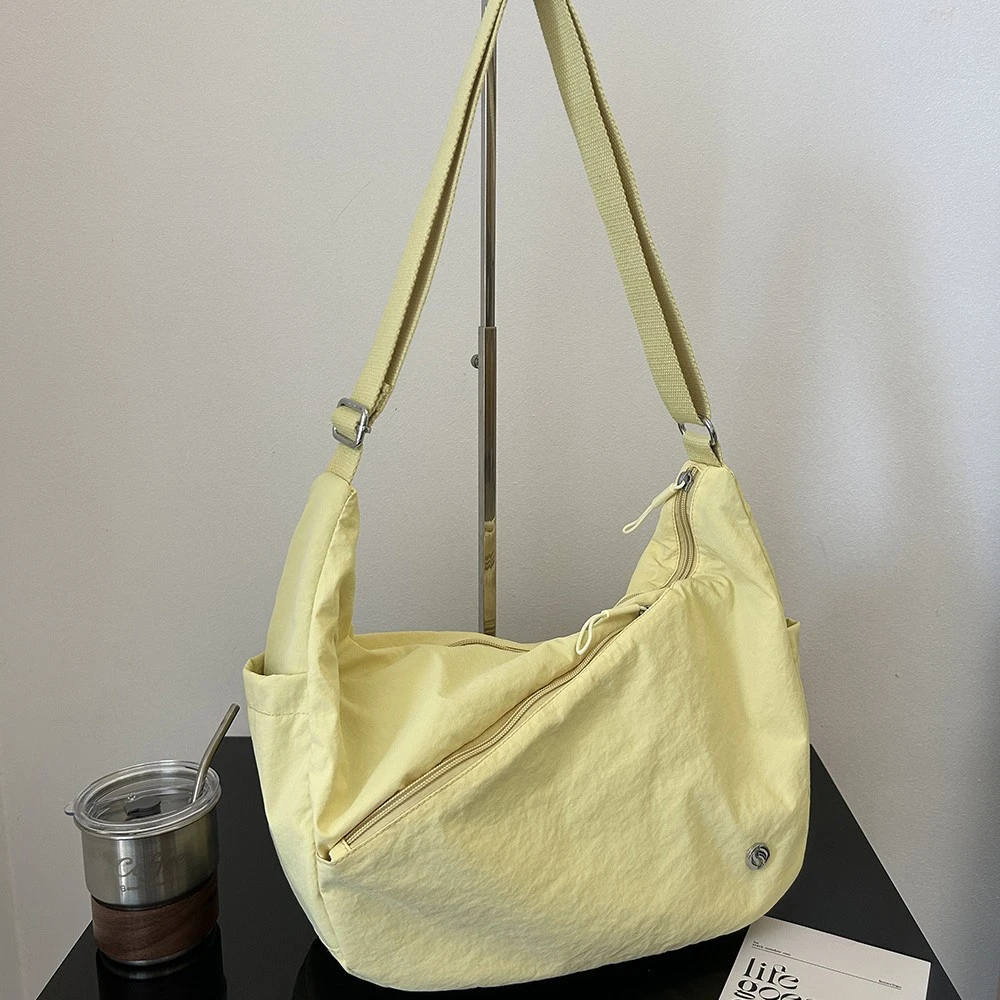 小众新款时尚百搭女士单肩斜挎背包大容量休闲简约多隔层防水健身