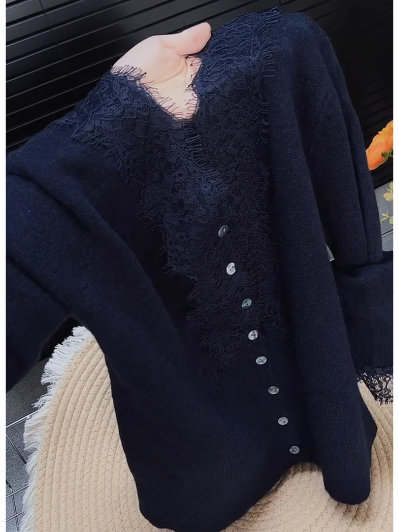 轻奢蕾丝拼接V领针织衫女2025早秋韩系高级感别致内搭打底衫上衣