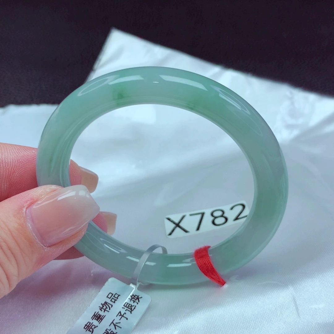 翡翠手镯未镶嵌手镯88