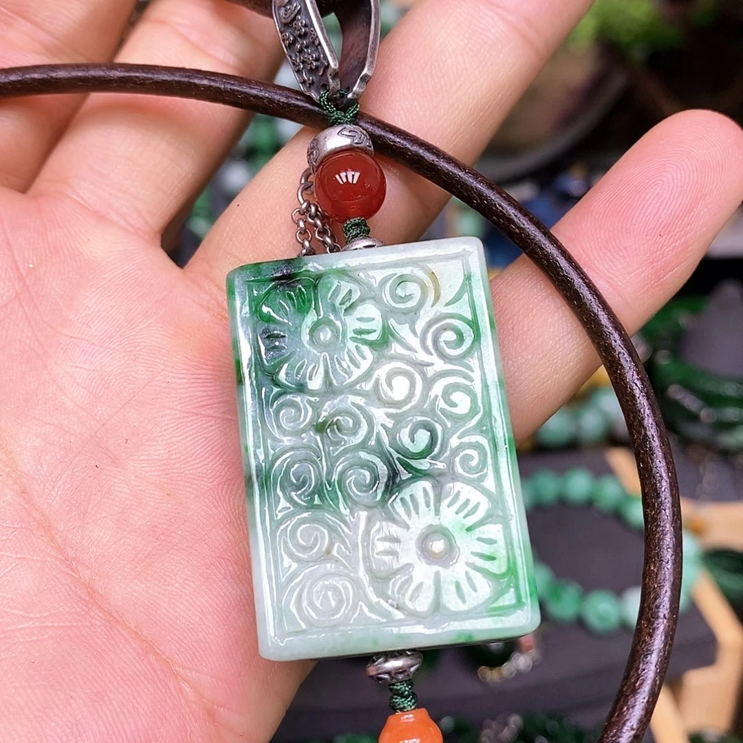 翡翠未镶嵌颈饰漂亮美眉