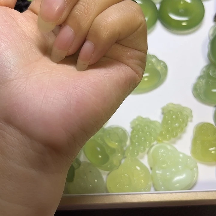 恋***娘蛇纹石玉未镶嵌颈饰