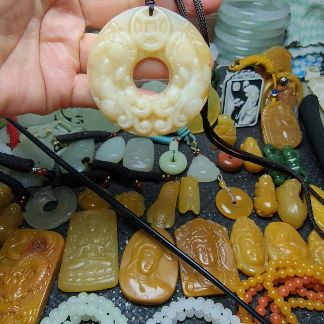 石英质玉（黄龙玉）未镶嵌颈饰