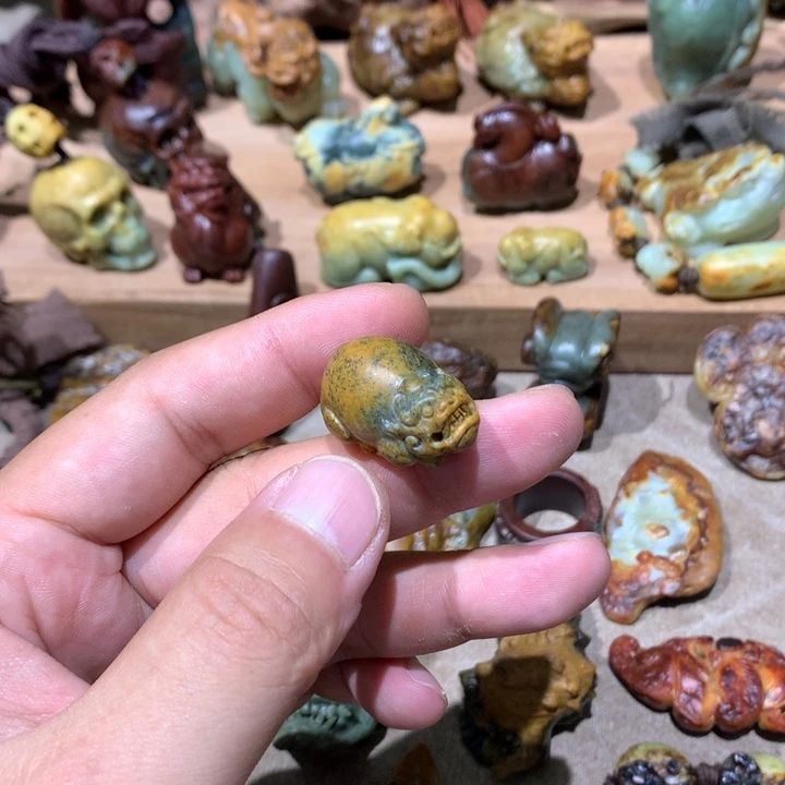 未镶嵌岫岩河磨玉（透闪石质玉）挂件