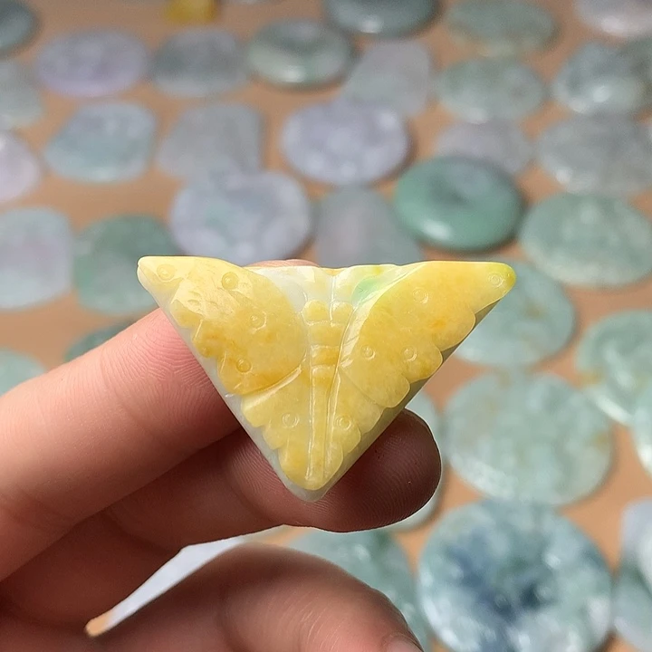 翡翠未镶嵌颈饰蝴蝶