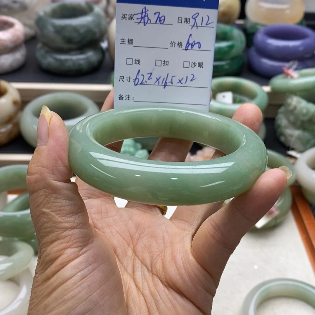 未镶嵌手镯石英岩玉