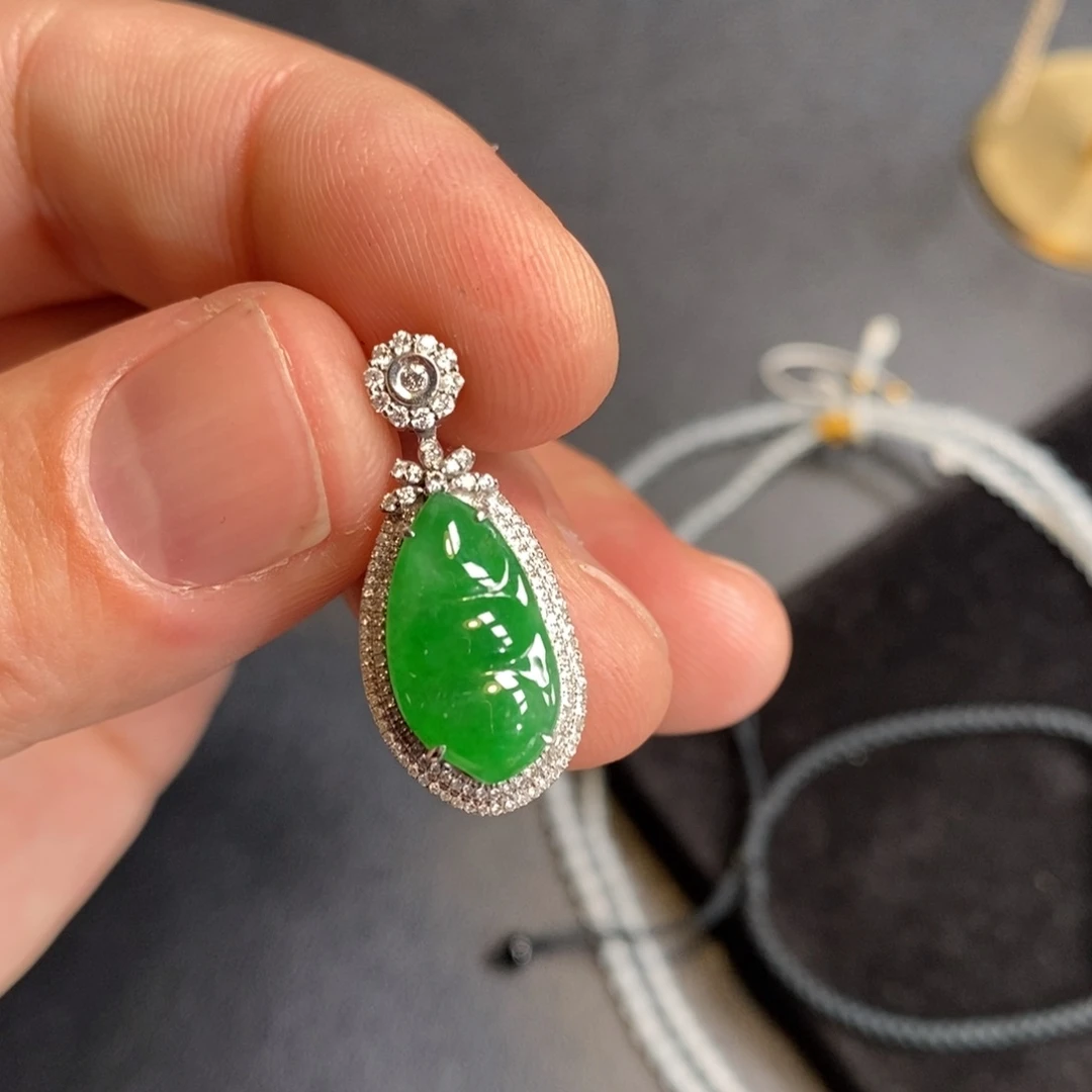 翡翠吊坠(不含链)18K金镶嵌阳绿福豆吊坠