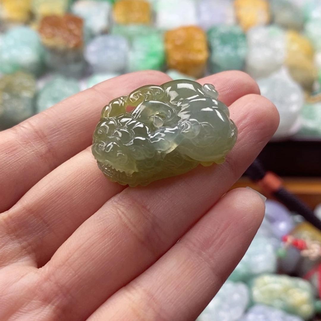 翡翠未镶嵌颈饰貔貅