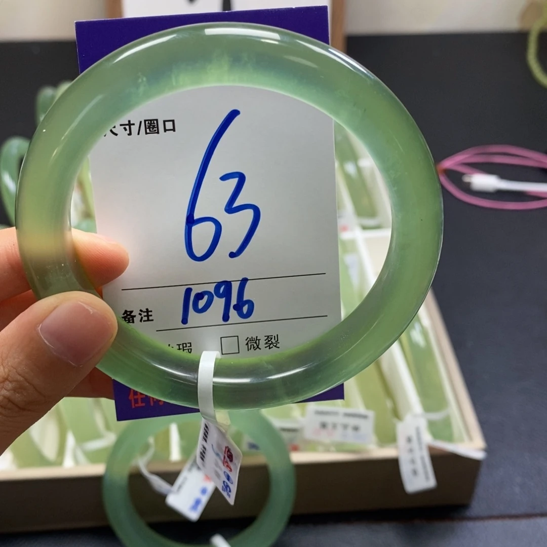 一***魔未镶嵌蛇纹石玉手镯