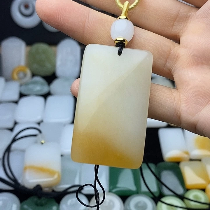 俗***枚颈饰未镶嵌石英质玉