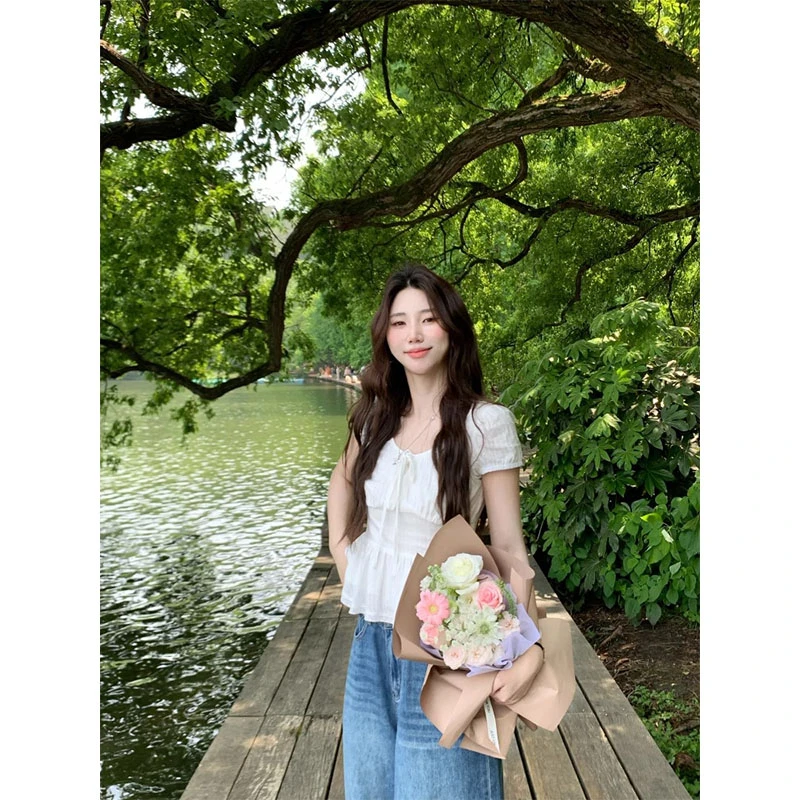 白色法式泡泡袖衬衫女圆领短款休闲百搭收腰上衣高腰直筒牛仔裤女