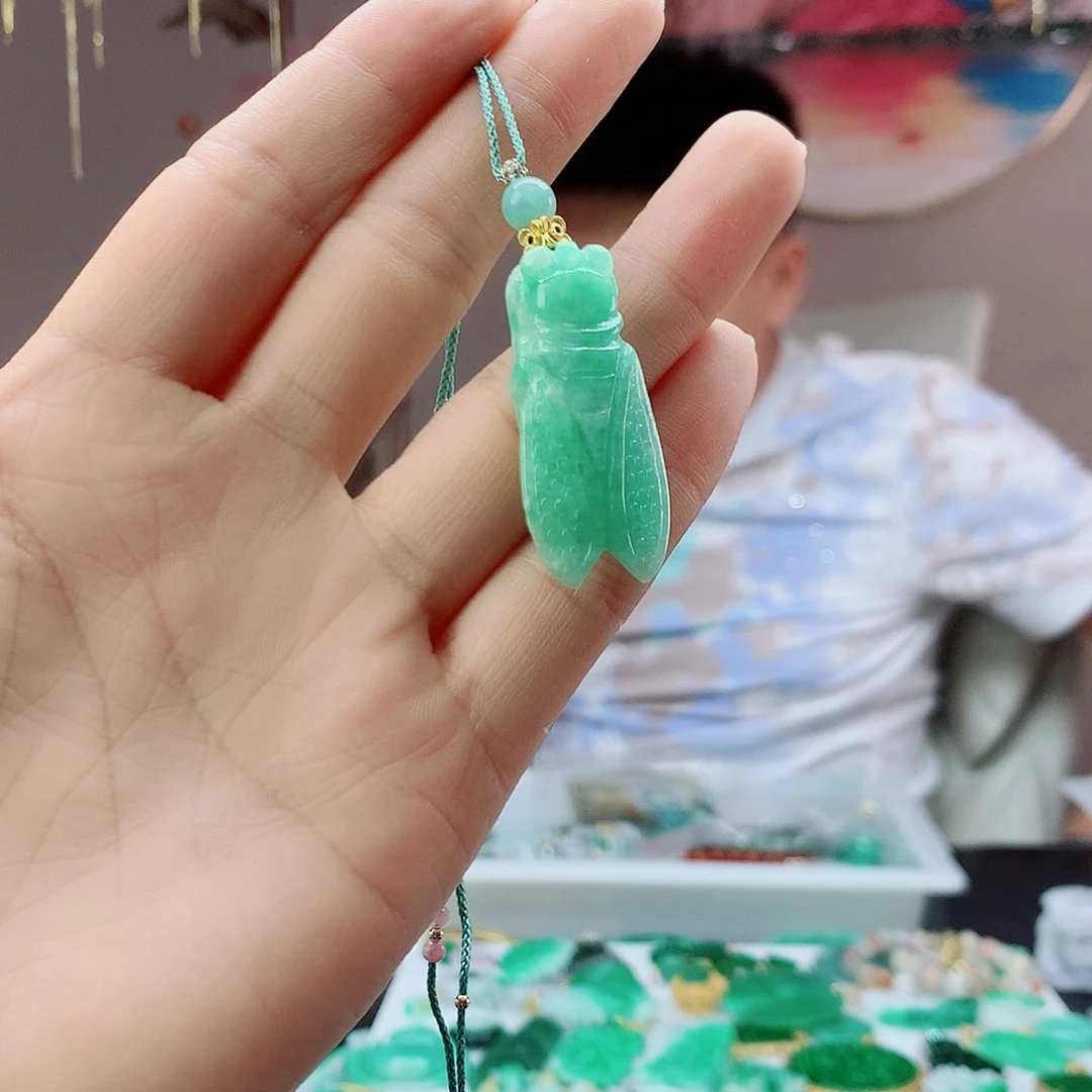 翡翠未镶嵌吊坠(赠链)