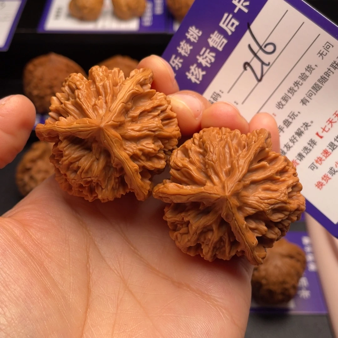 乔***l文玩核桃把件三棱正奔45尺52克