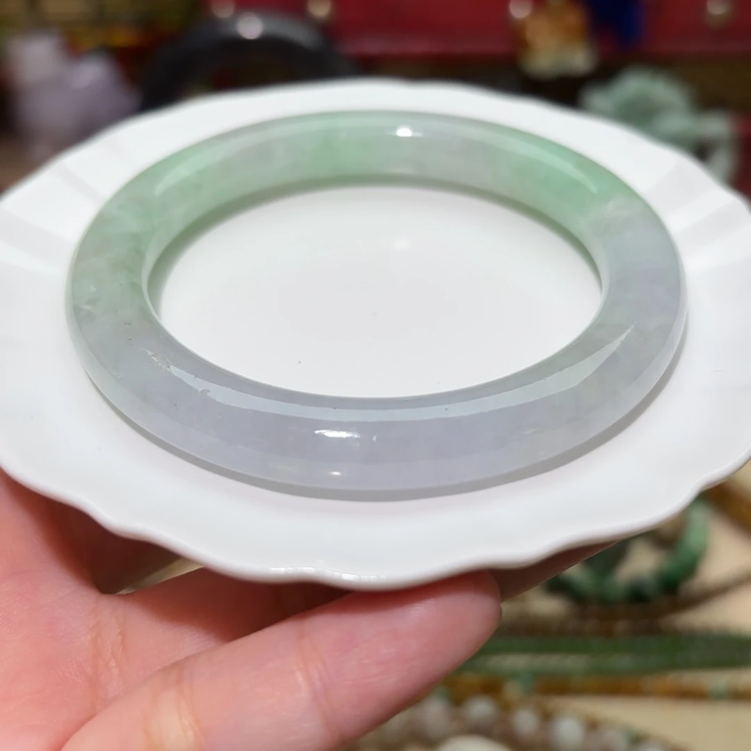 翡翠手镯未镶嵌圆条冰春彩翡翠手镯