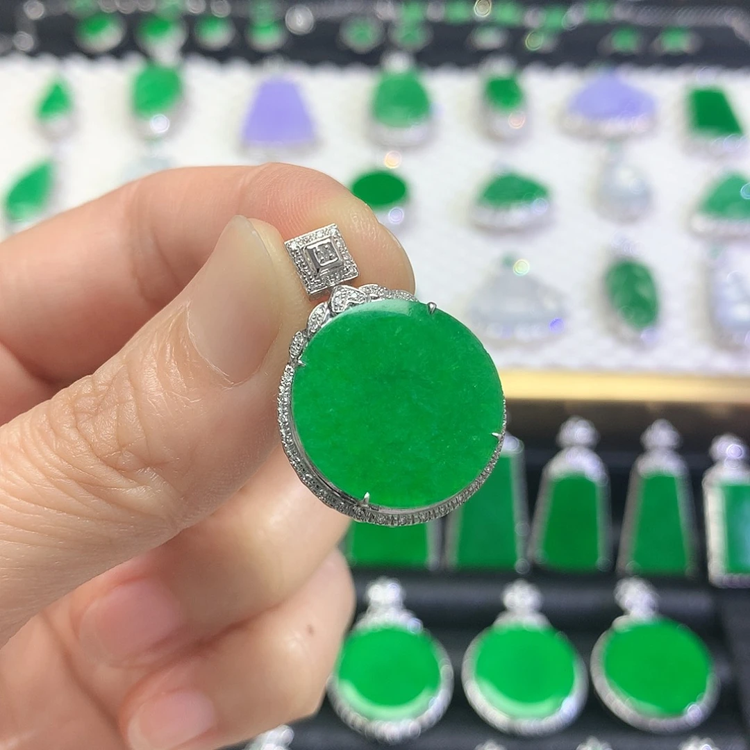 颈饰18K金镶嵌翡翠吊坠