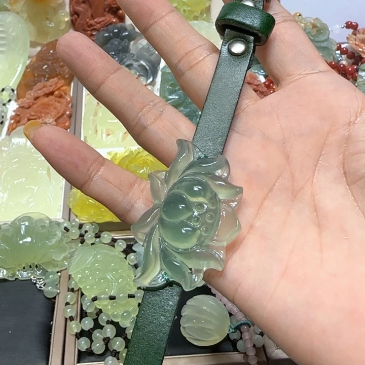 未镶嵌蛇纹石玉吊坠