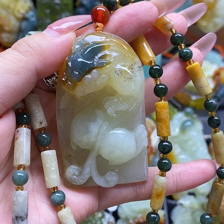 蛇纹石玉未镶嵌颈饰