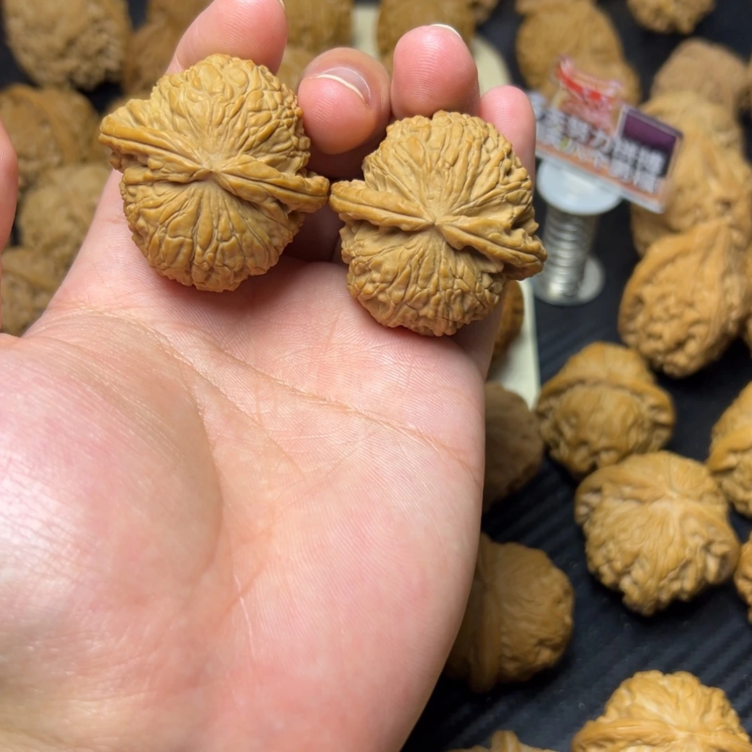 文玩核桃吊坠白狮子