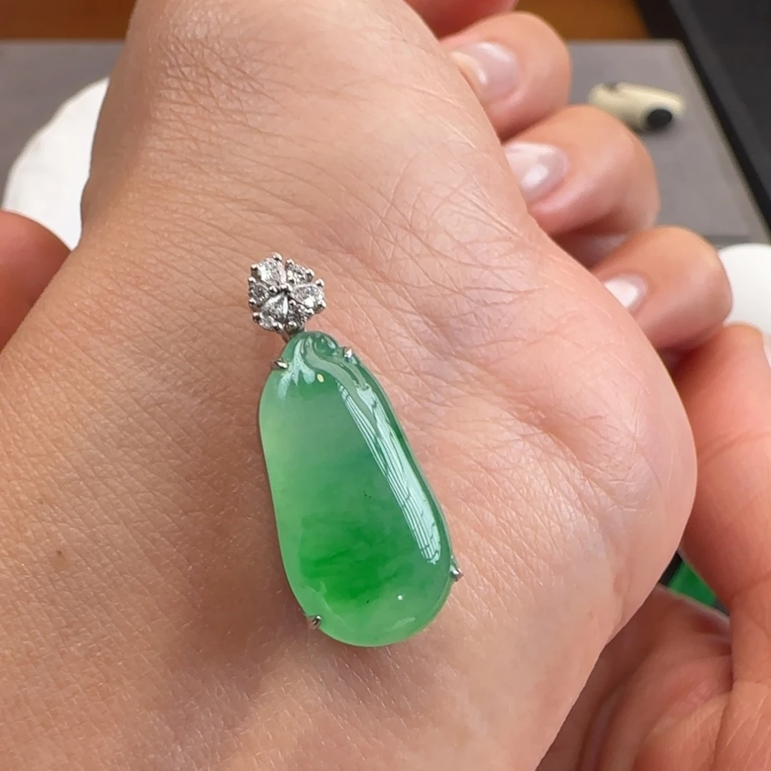 翡翠18K金镶嵌颈饰高冰绿福瓜