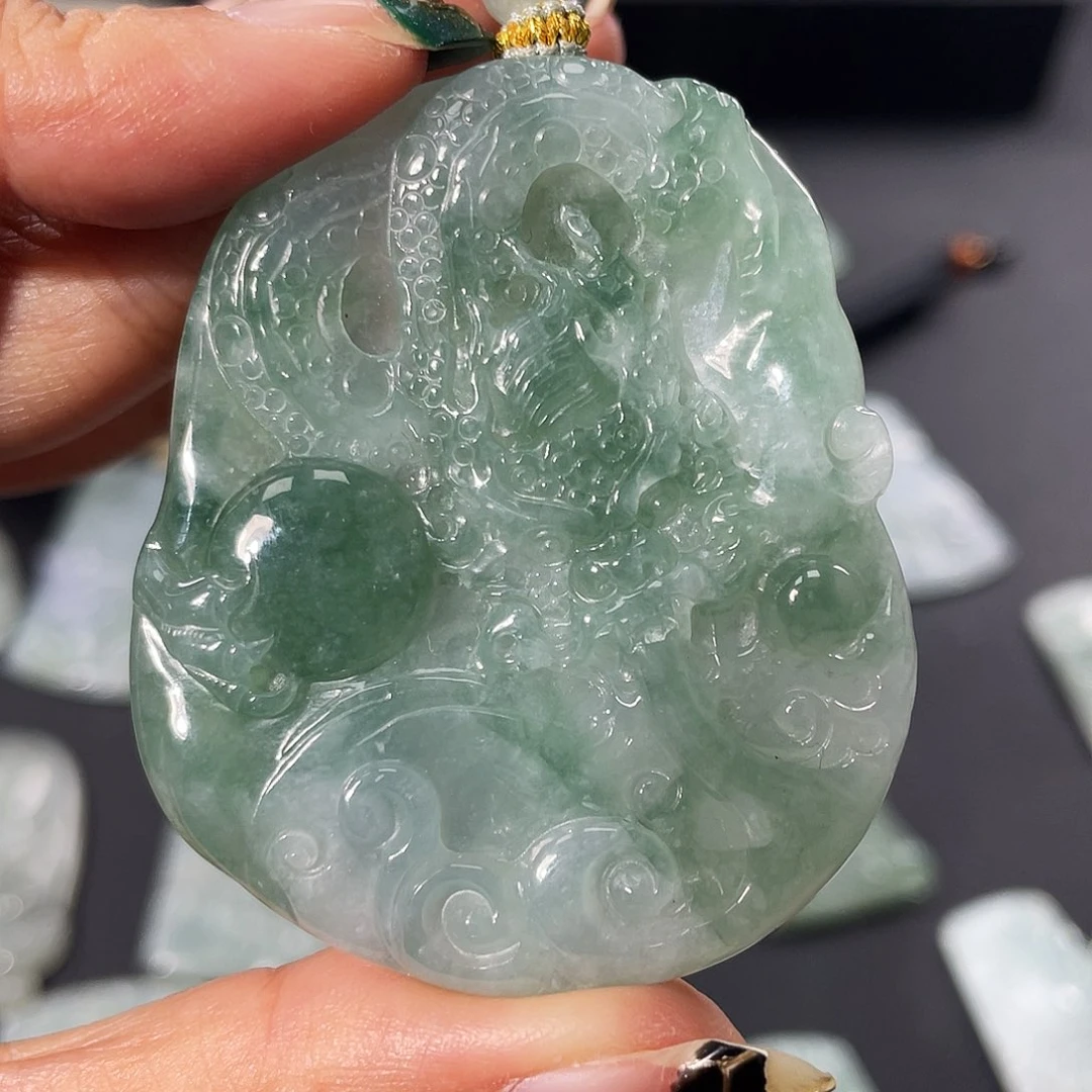 翡翠未镶嵌颈饰龙牌