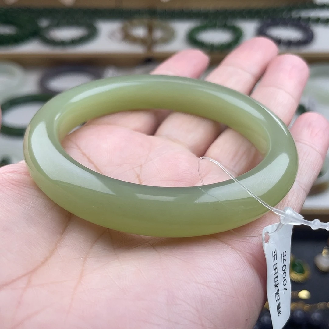 和田玉手镯未镶嵌