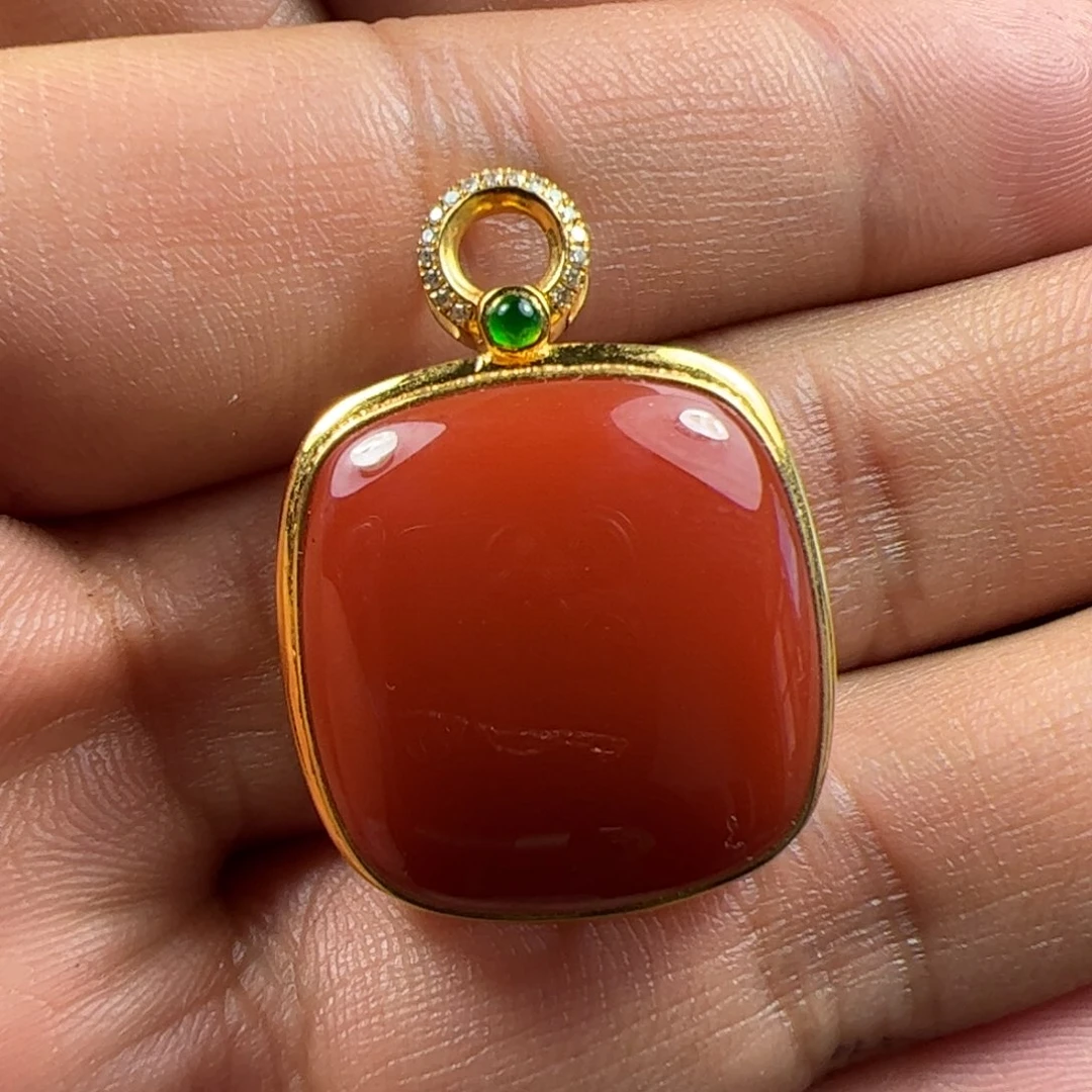 18K金镶嵌吊坠南红玛瑙