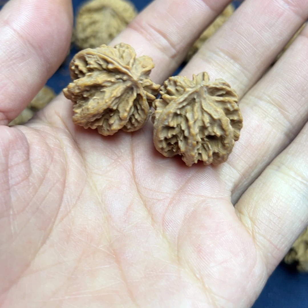 文玩核桃把件秦岭野生灯笼核桃