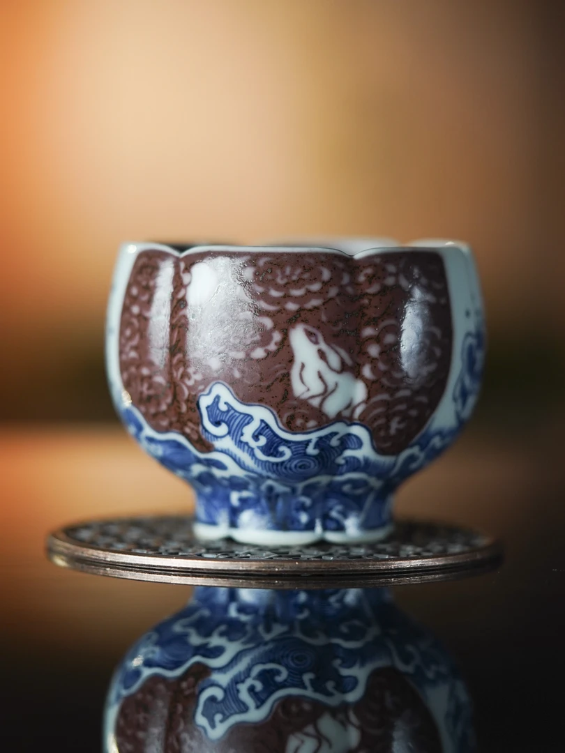 《畅怀堂》青花釉里红瑞兔逐潮玉兰杯