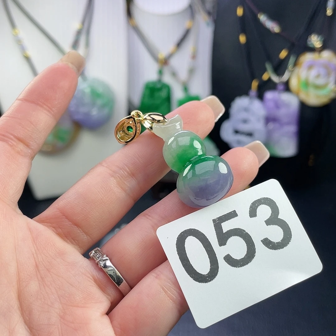 翡翠未镶嵌吊坠(赠链)