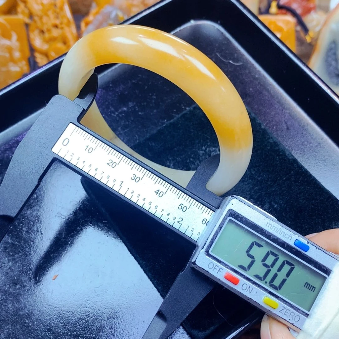 未镶嵌石英质玉（黄龙玉）颈饰
