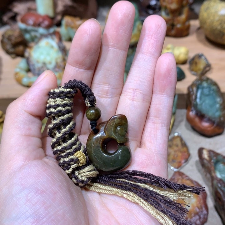 未镶嵌岫岩河磨玉（透闪石质玉）挂件