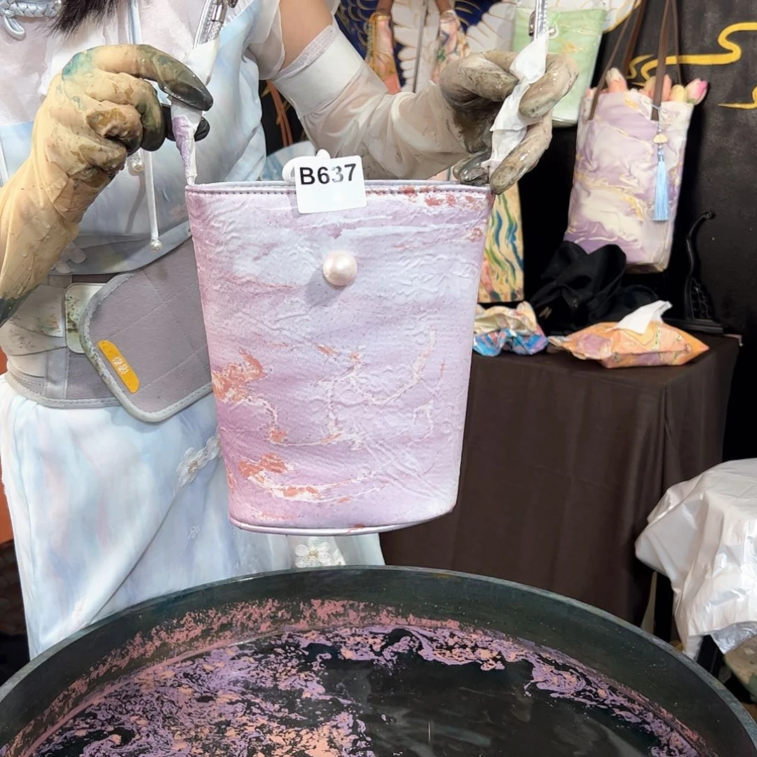 637紫底粉碎花珍珠斜挎包包