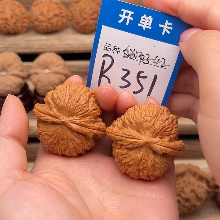 文玩核桃吊坠全品闷尖白狮子42