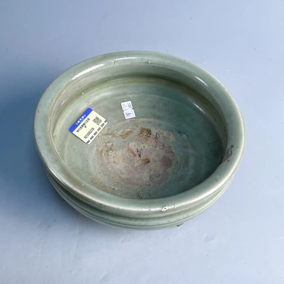 M25IX002296 - 明代龙泉窑三足香炉/古董瓷器/文物收藏/绣花张