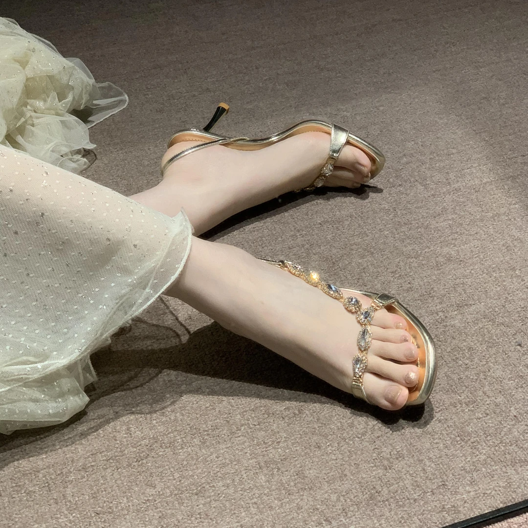 Caixiaoxin一字带细跟凉鞋2025新款露趾水钻性感名媛后绊带高跟鞋