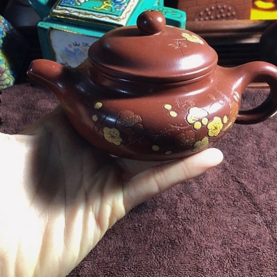 紫砂茶壶原矿泥料手工制作的紫砂壶。