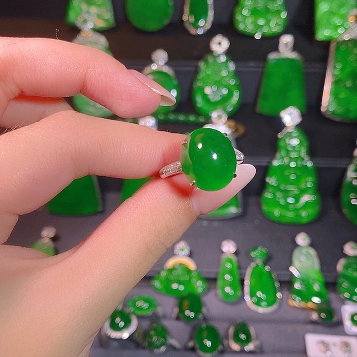 翡翠18K金镶嵌戒指