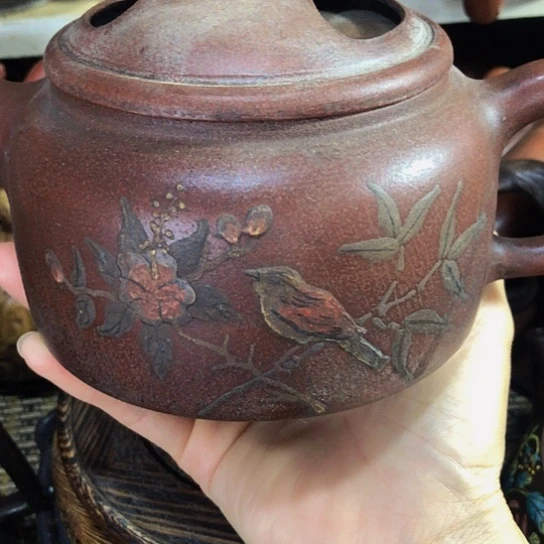 茶壶紫砂原矿泥料手工制作的一把紫砂壶。