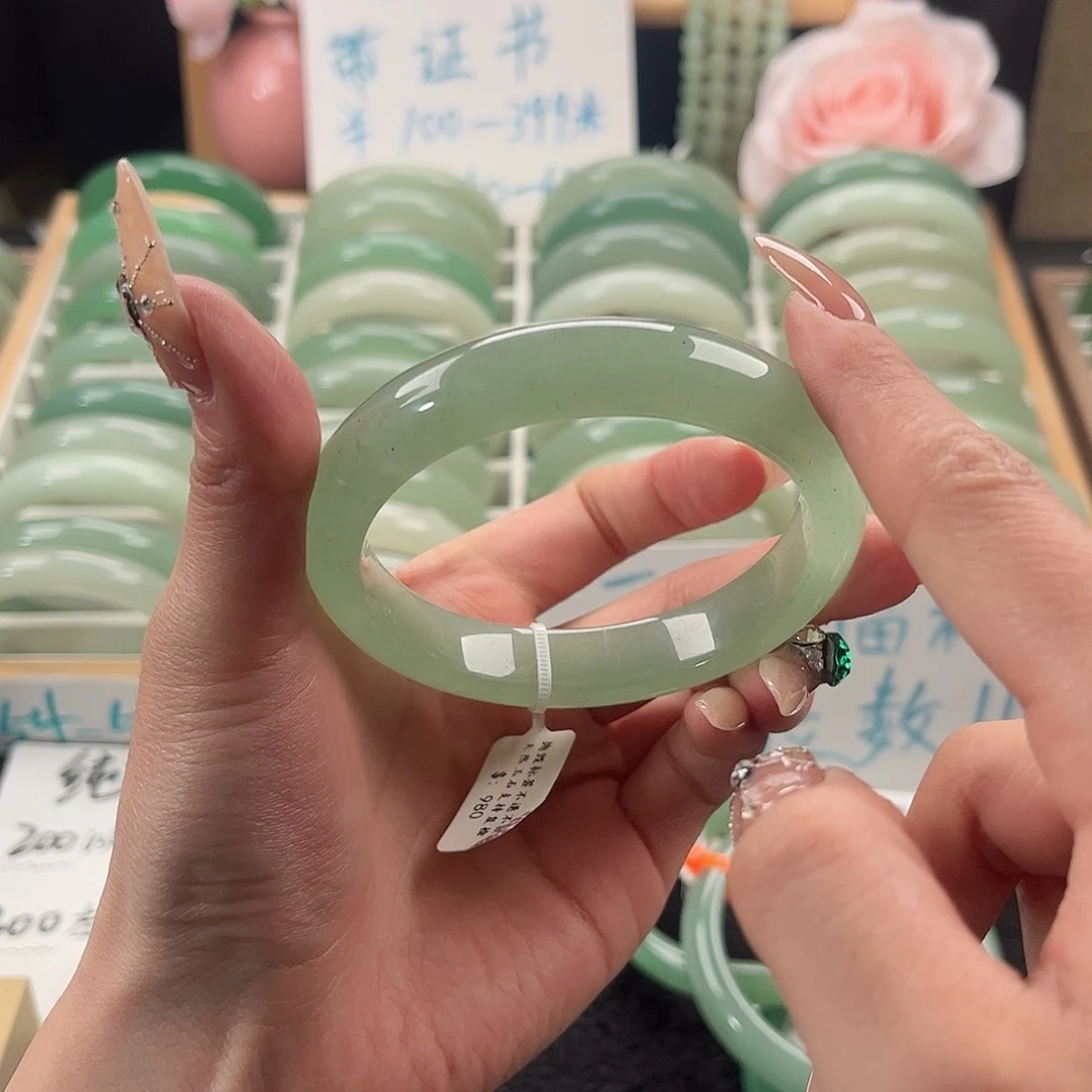 未镶嵌手镯石英质玉