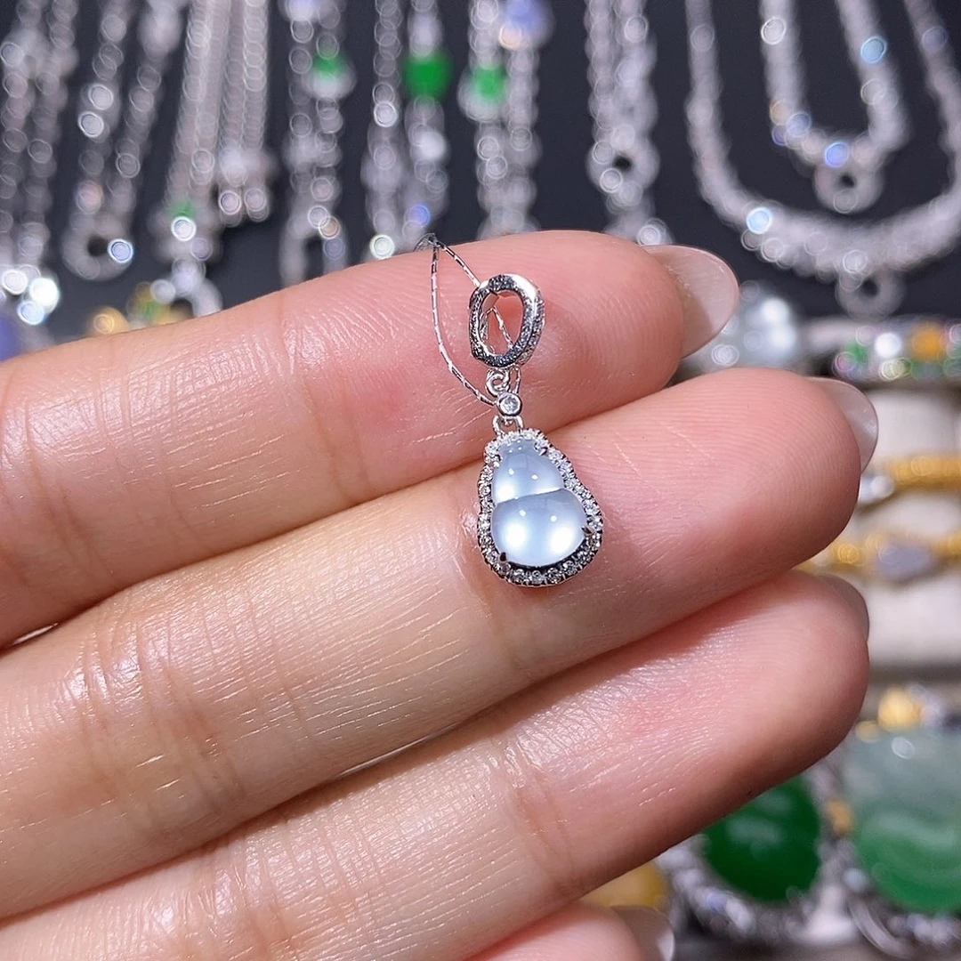 翡翠18K金镶嵌颈饰吊坠