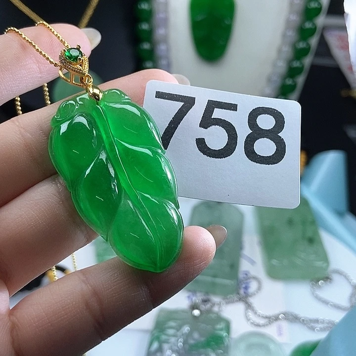 翡翠未镶嵌吊坠(赠链)