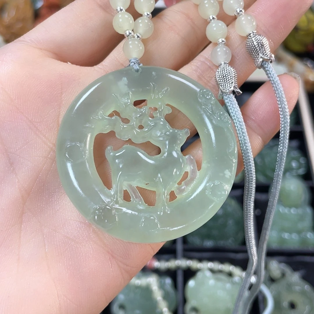 蛇纹石玉颈饰合金