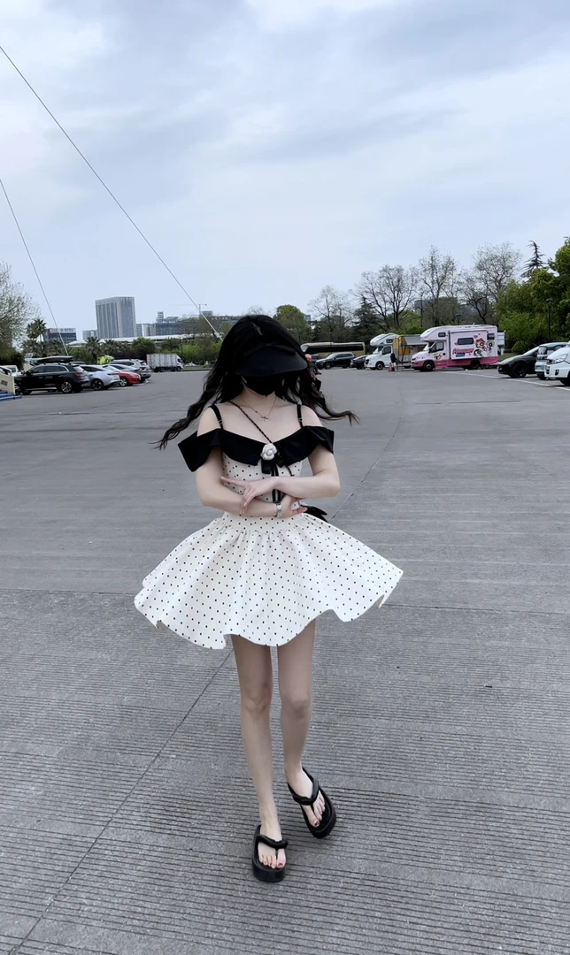 服装连衣裙法式套头甜美露背夏季吊带制服裙式波点飞飞袖