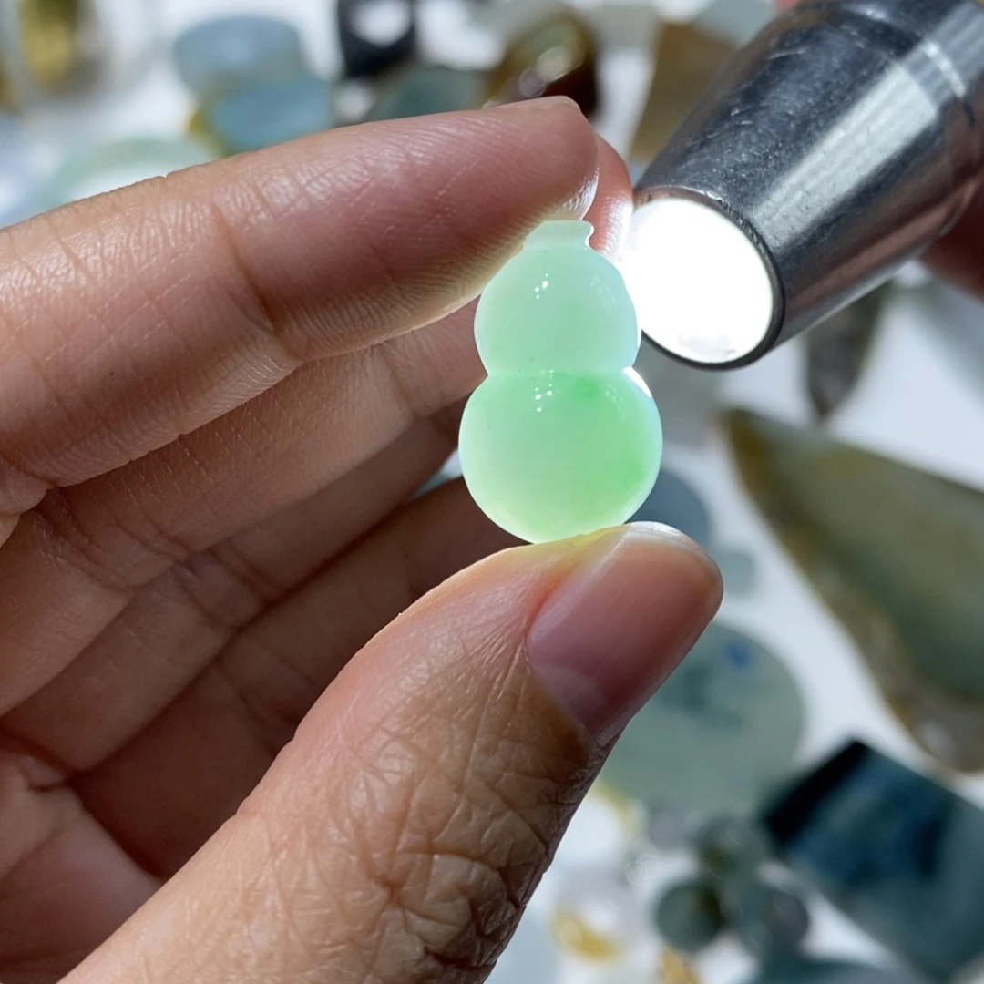 翡翠未镶嵌颈饰葫芦