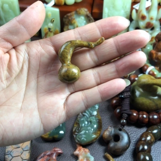 吊坠(赠链)未镶嵌岫岩河磨玉（透闪石质玉）