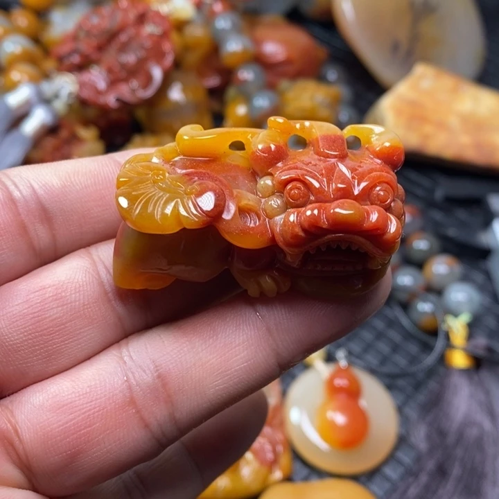 石英质玉（黄龙玉）未镶嵌颈饰