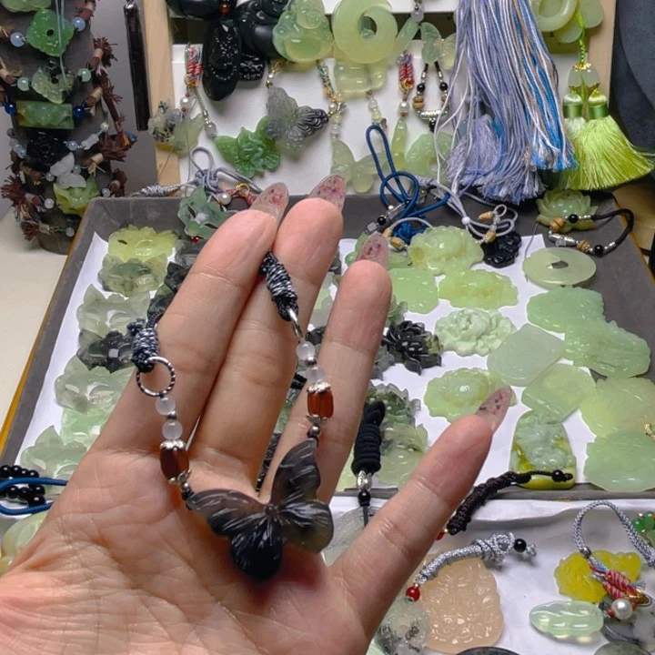 y***…蛇纹石玉未镶嵌颈饰