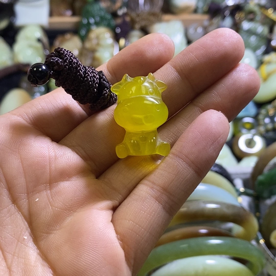 未镶嵌岫玉颈饰一个