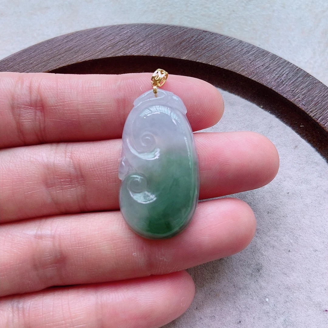 18k金扣头镶嵌冰胶半山水飘花如意吊坠翡翠A货 尺寸32×17×4.5mm